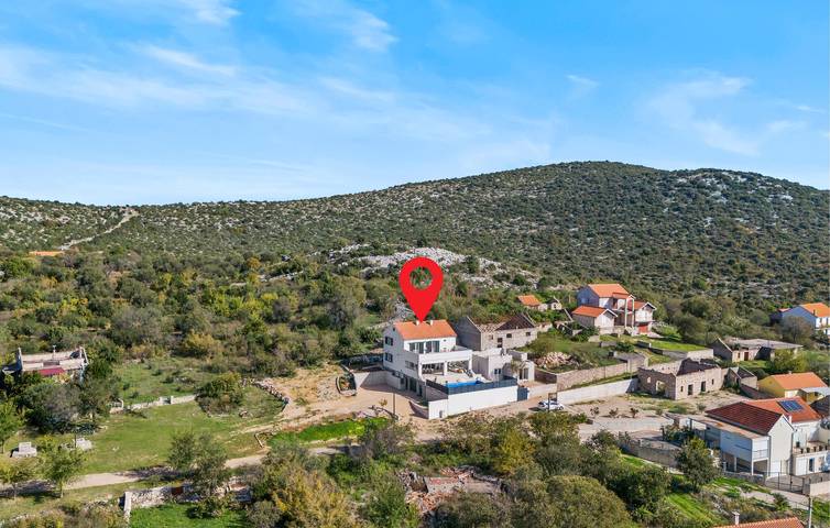 Geräumige 2-Zimmer-Wohnung mit Pool und Terrasse, 2,5 km vom Fluss Guduča entfernt in Raslina, Šibenik-Knin