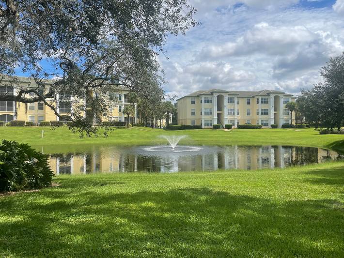 Vacation apartment for 4 people, with lake view and pool, kid friendly in Central Florida