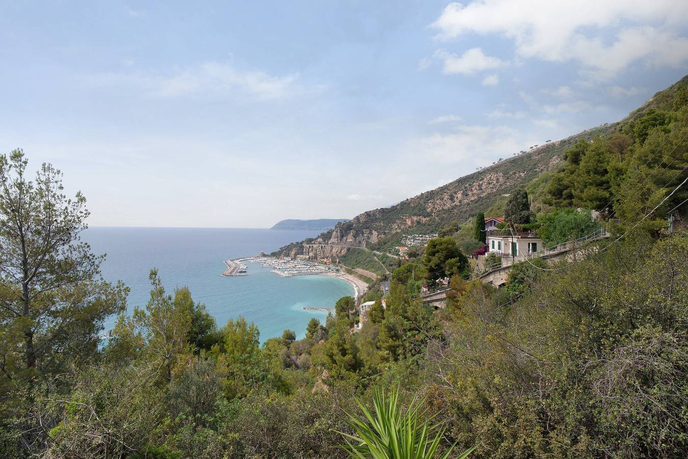 Apartamento entero, Apartamento vacacional 'Oasi' con vistas al mar, terraza y Wi-Fi in Alassio, Riviera di Ponente