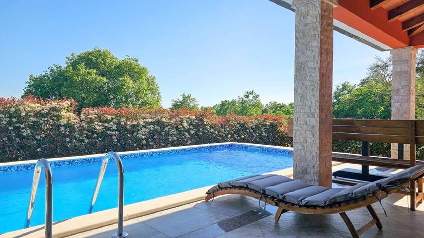Ferienhaus für 6 Personen, mit Terrasse und Garten sowie Pool