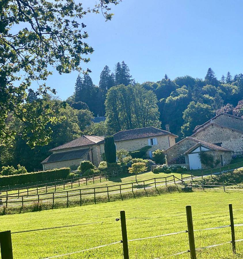 Domaine de Montmery sa piscine son jardin ses espaces in Ambazac, Région de Limoges
