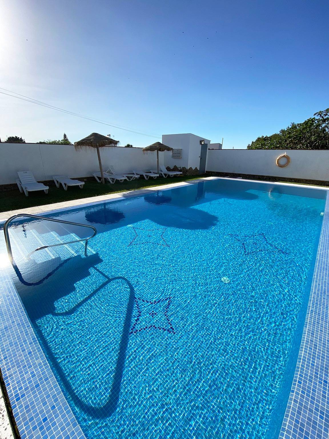 Appartamento intero, Appartamento 'La Viña 1' con piscina, terrazza e giardino in comune in Conil de la Frontera, Costa de la Luz