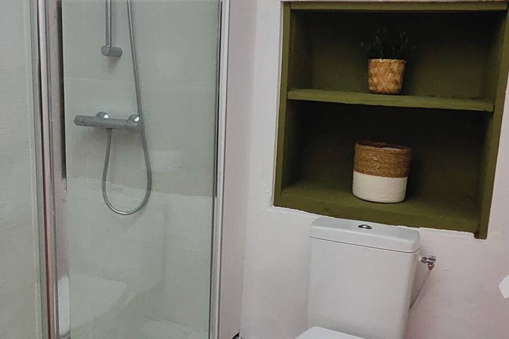 Suite Chevalier Loup - Chambre Double avec Salle de Bains Privative in Pompignan, Région du Vigan