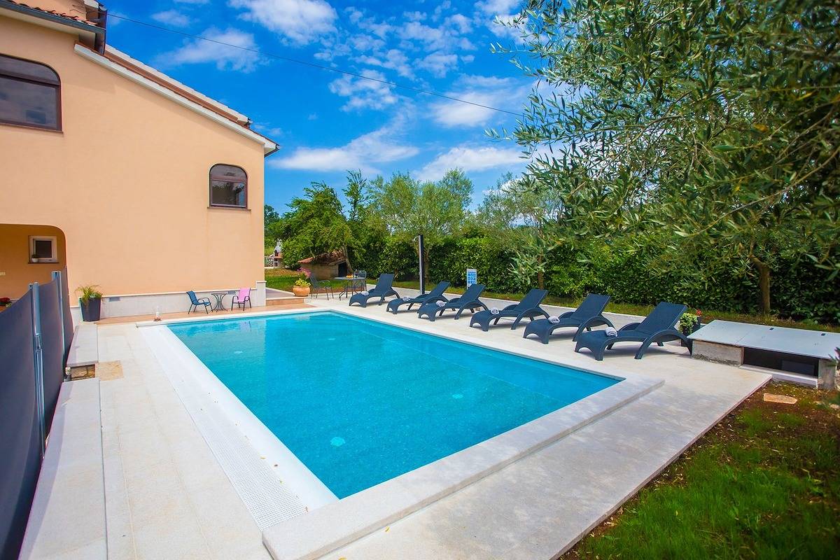 Ganze Wohnung, Apartment Mir mit 3 Schlafzimmern und eigenem Pool in Zentralistrien