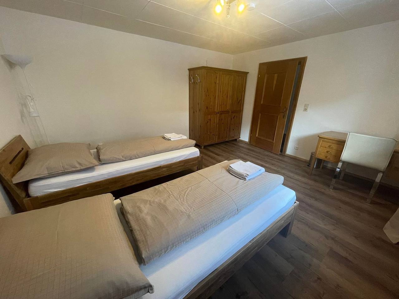 Haus St. Martin - Zimmer Körbersee – Doppelzimmer, Etagendusche/Etagen-Wc in Klösterle am Arlberg, Arlberg
