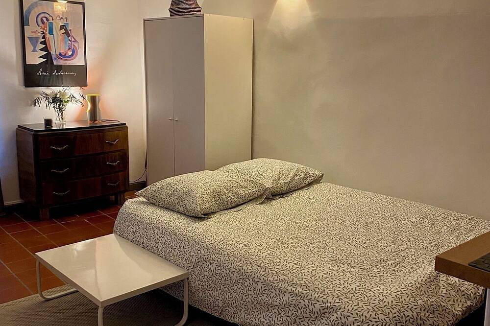 Entire apartment, Studio with balcony overlooking courtyard in Aix-en-Provence, Aix-en-Provence region