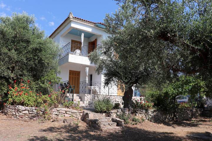 Ferienwohnung für 3 Personen, mit Balkon und Garten in Περούλια