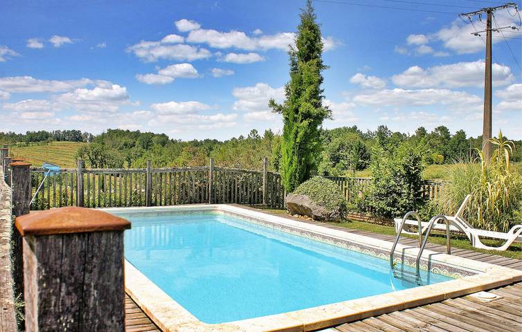 Amplio apartamento con parking, piscina y WiFi in La Chapelle-Faucher, Périgord Vert