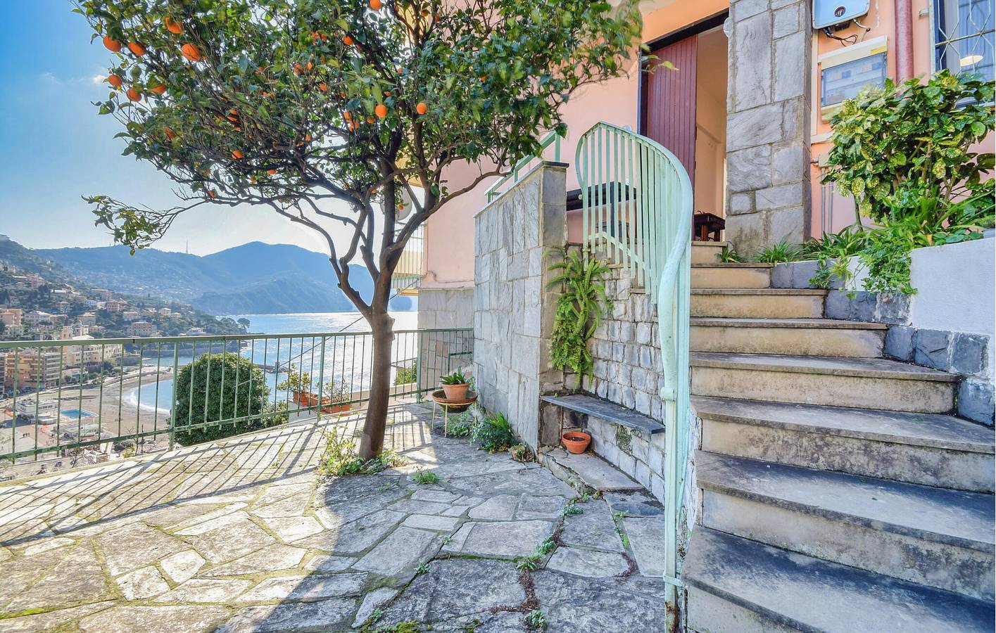 Ganze Ferienwohnung, Apartment mit Meerblick, Parkplatz, Terrasse und WiFi in Strandnähe in Recco, Riviera di Levante
