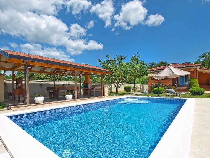 Ferienhaus für 6 Personen, mit Terrasse und Pool in Pula