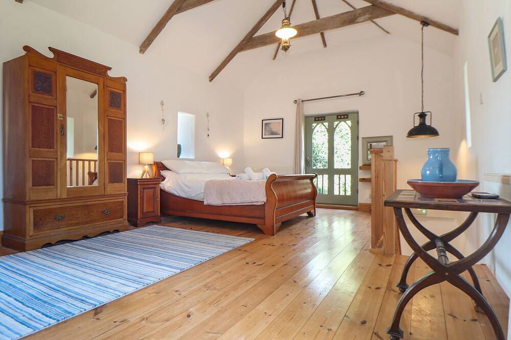 Oofoo’S Barn, pet friendly, character holiday cottage in Mullion in Mullion, Cornwall
