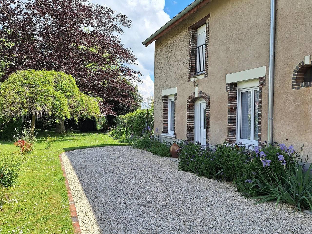 Peaceful house with air conditioning and Wi-Fi, pet-friendly in Chéu, Auxerre region