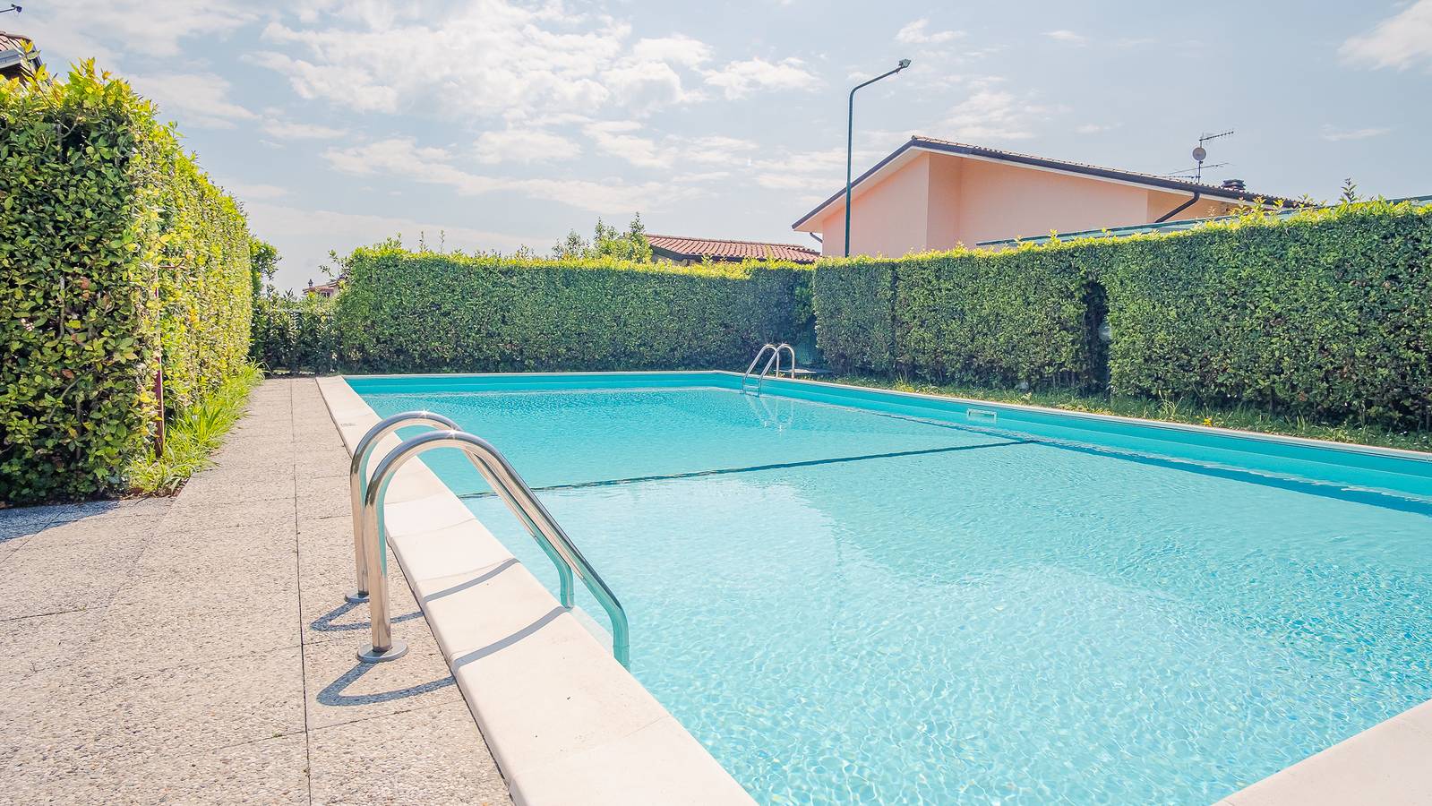 Appartement entier, Appartement de vacances pour 4 personnes avec piscine in Manerba del Garda, Montagnes autour du lac de Garde
