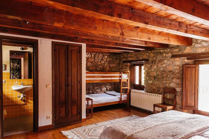 Ecogite écologique dans les Pyrénées, près de Gérone et Barcelone in Bellver de Cerdanya, Pyrénées catalanes
