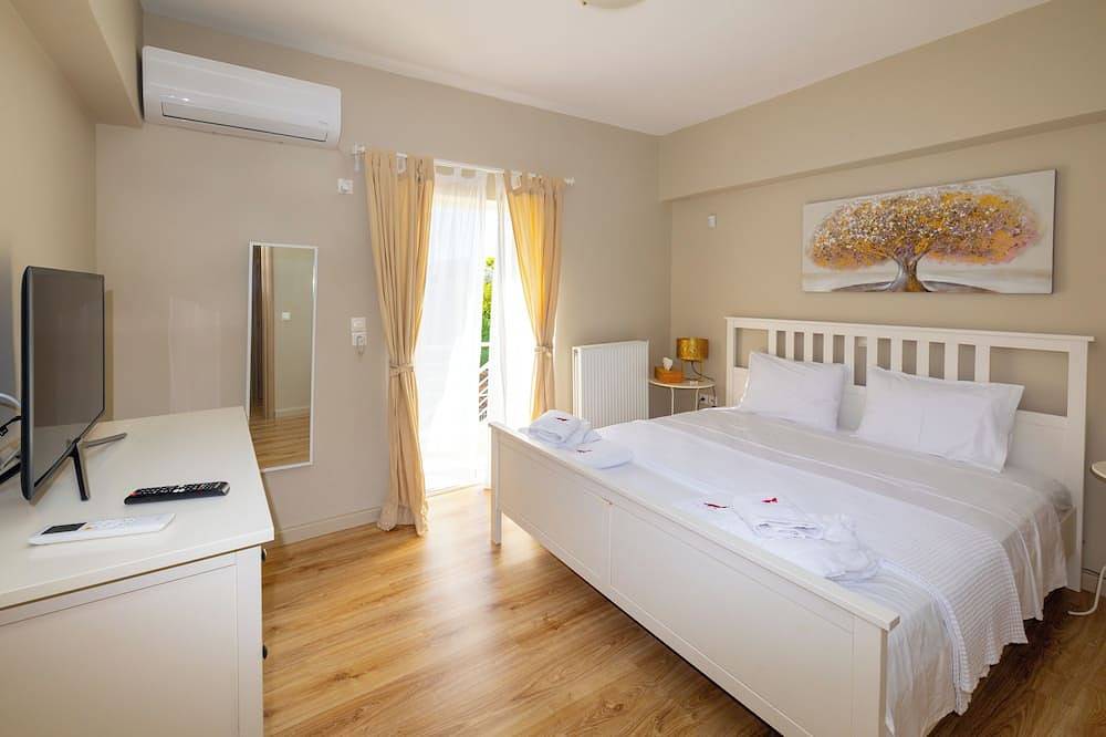 Ganze Wohnung, Elegant Seaview Retreat Near Athens for a Tranquil Greek Coastal Escape in Theologos, Fthiotida