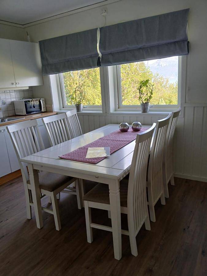 Ferienwohnung für 4 Personen, mit Garten und Seeblick sowie Ausblick in Lyngen - 2