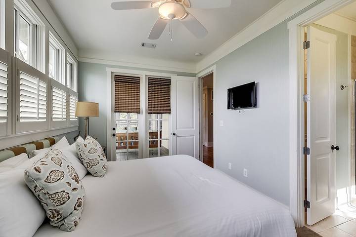 Vacation house for 12 people, with balcony and pool in Seaside