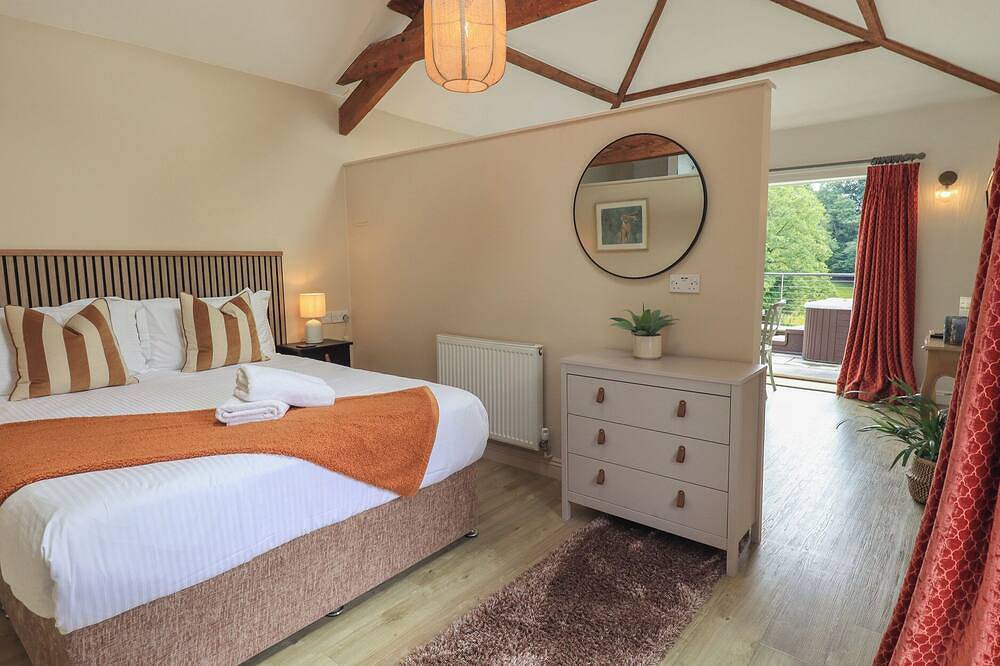 Acorn, with hot tub in Bowness-On-Windermere in Lake District