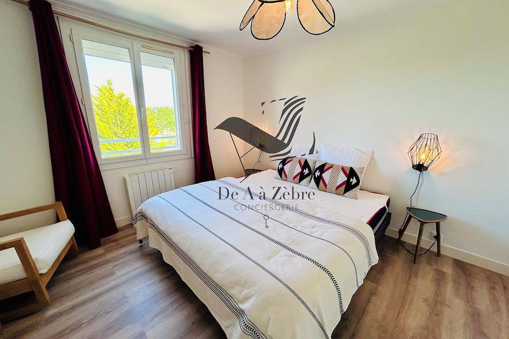 Villa Souzy - Family home with fully enclosed garden. 2km from the ocean. in Port-des-Barques, Region de Rochefort