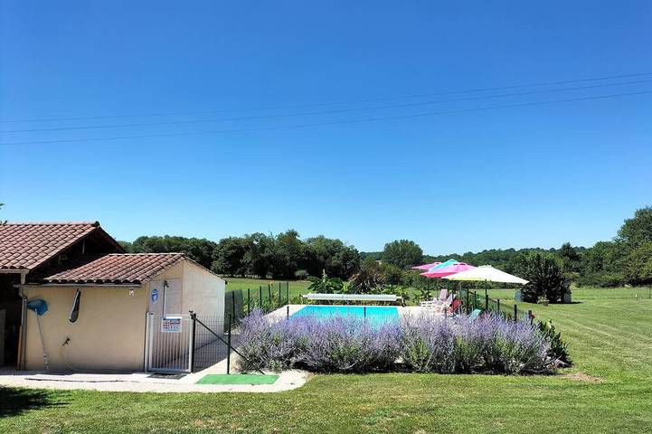Gîte pour 5 personnes, avec Jacuzzi et Terrasse ainsi que Jardin et Piscine à Montferrand-du-Périgord