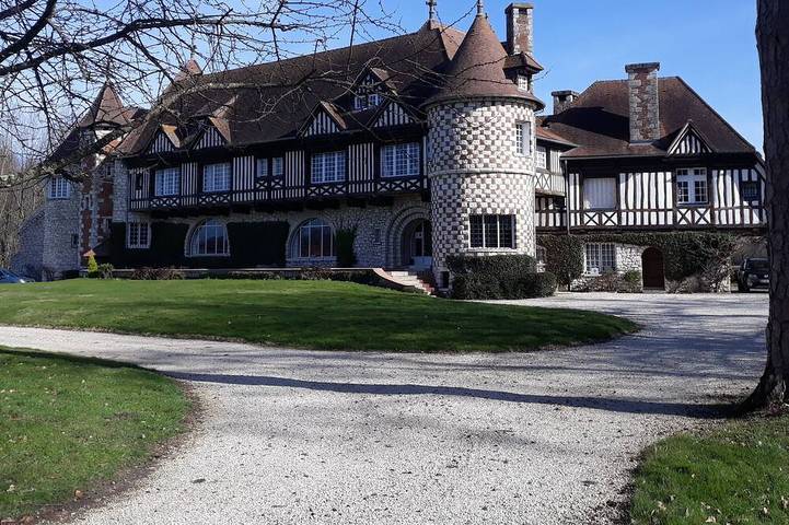 Gîte pour 14 personnes, avec jardin ainsi que terrasse et jacuzzi dans Les Chapelles Bourbon