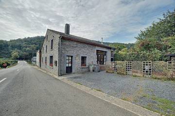 Gîte pour 21 personnes, avec jardin ainsi que jacuzzi et sauna à Poupehan