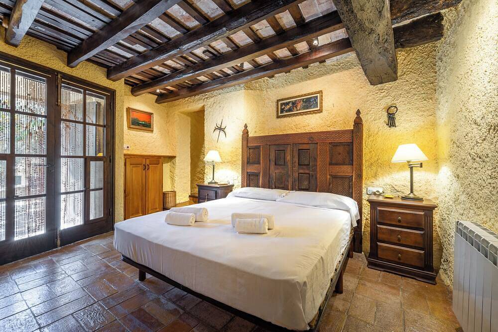 Mas Joanmiquel, Mas Joanmiquel - Masía del siglo Xvi con bosque privado in Vilademuls, Pla de l'Estany