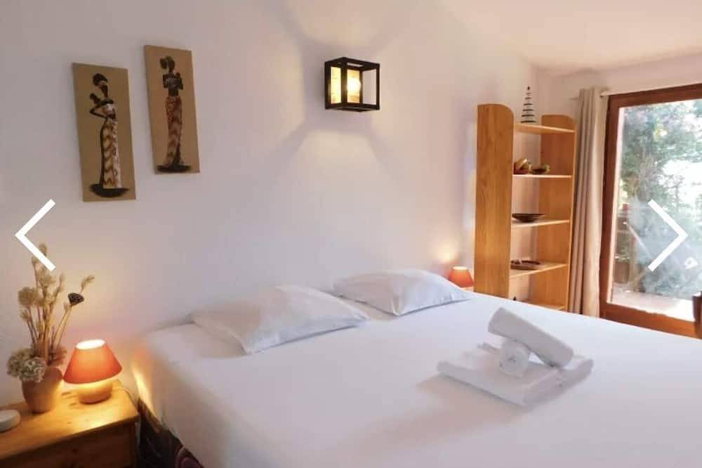Villa for 5 people with private garden, pool and parking in Villeneuve-Loubet, Côte méditerranéenne (France)