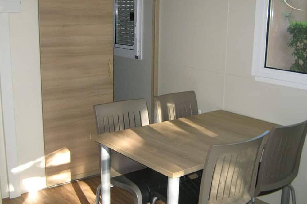 3-room chalet with terrace, 4 guests, comfort and tranquility in Noves, Arles region