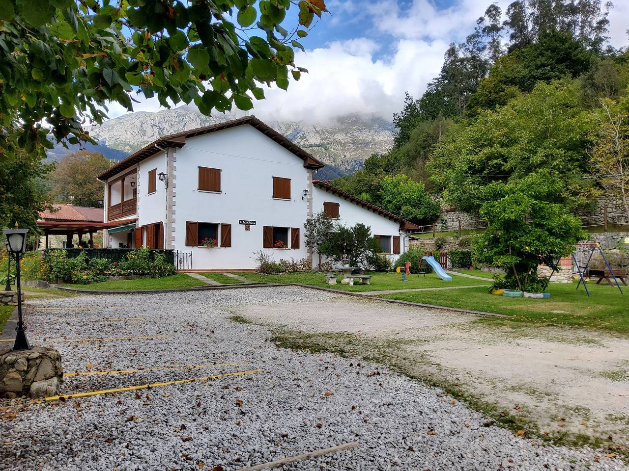 Ganze Wohnung, Ferienwohnung 'Juana' mit Bergblick, privater Terrasse und Wi-Fi in Peñamellera Alta, Sierra del Cuera