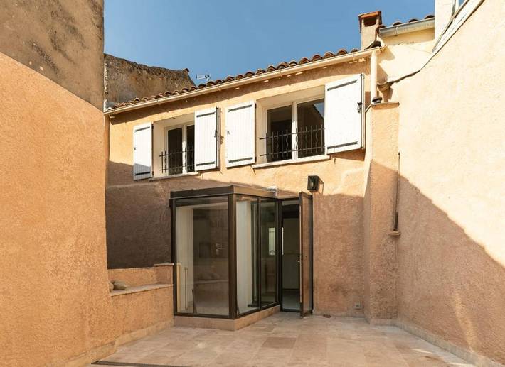 Location de vacances pour 6 personnes, avec terrasse à Sainte-Tulle