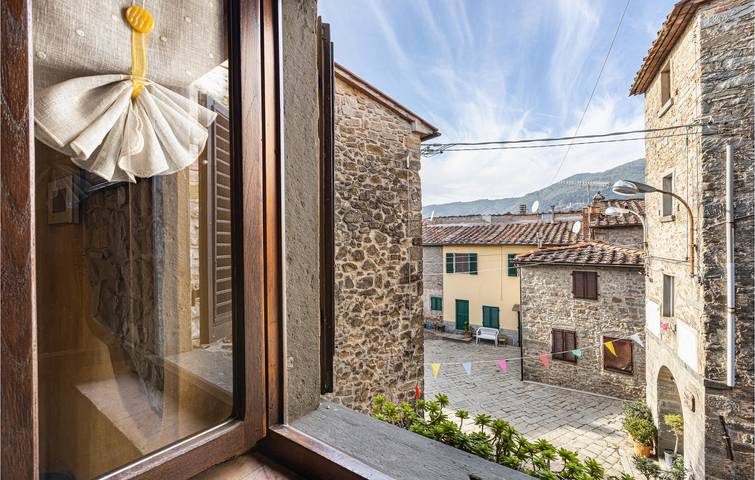 Spazioso appartamento moderno, vicino al ristorante e al fiume in Pescia, Provincia di Pistoia