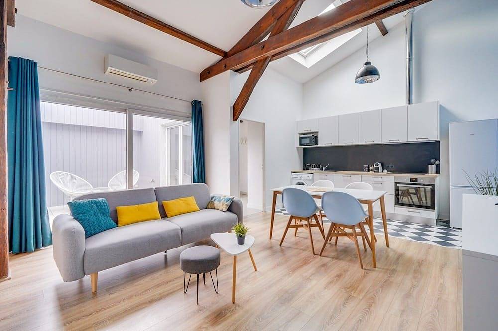 Entire apartment, Beautiful 2-bedroom flat with patio in Bègles, Bordeaux region