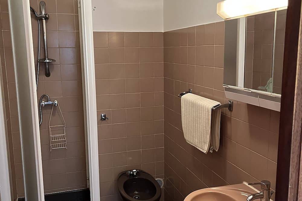 Appartamento intero, Apartment F3 air-conditioned 3mn walk from the beach large garden property digicode in Tiuccia, Casaglione