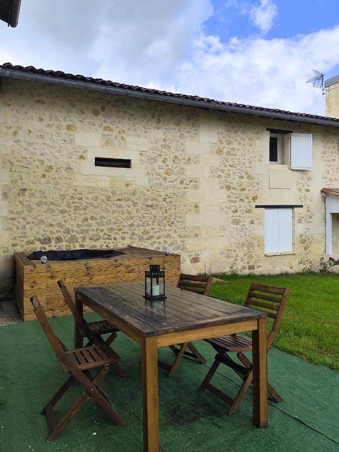 Location de vacances pour 6 personnes, avec jardin ainsi que piscine et vue à Sallebœuf - 2