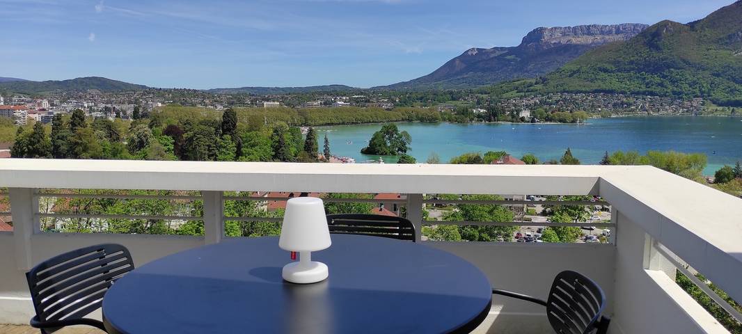 Ferienwohnung für 4 Personen, mit Terrasse und Seeblick in Annecy