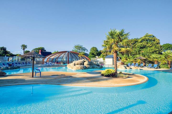 Village de vacances pour 6 personnes, avec piscine et terrasse en Bretagne