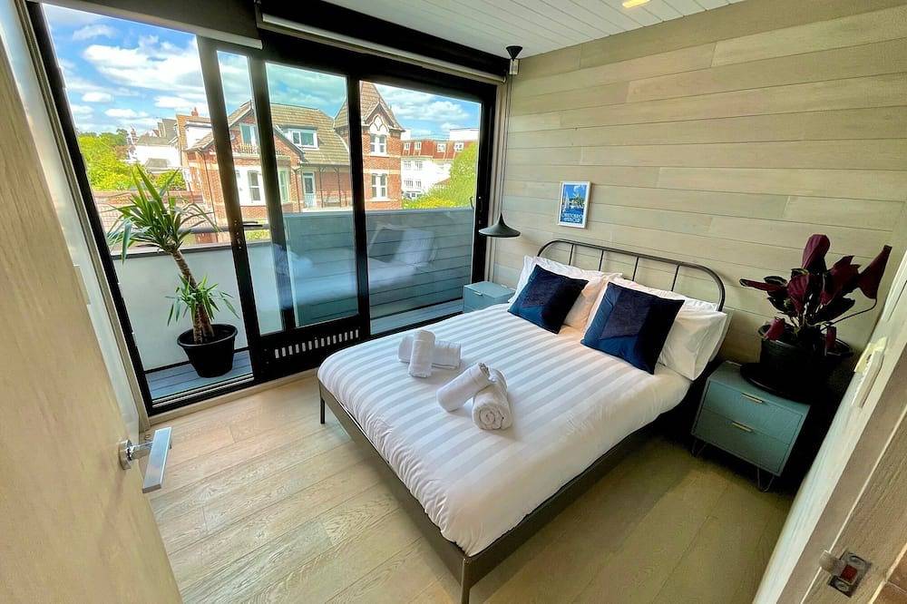 Entire apartment, The Beach Hytte - Stunning Sea View Penthouse in Bournemouth, South West England