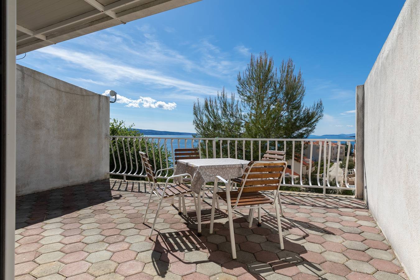 Ganze Wohnung, 1-Zimmer-Ferienwohnung mit Terrasse und Meerblick Nemira, Omis A-2828-d in Omiš (Kroatische Adria), Omis-Riviera