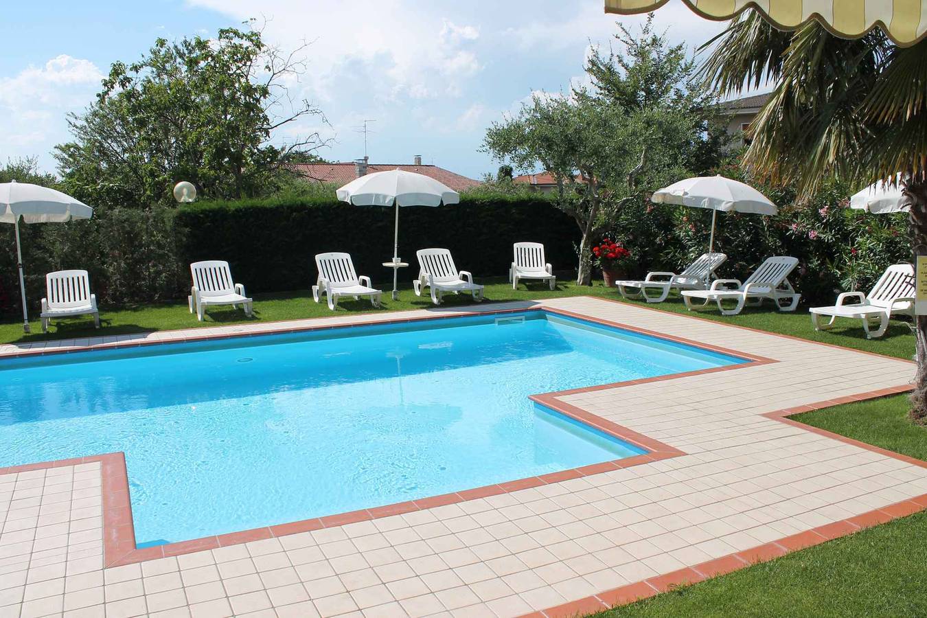 Geheel vakantieappartement, Vakantiewoning met een buitenzwembad en Wifi in Lazise, Garda Bergen