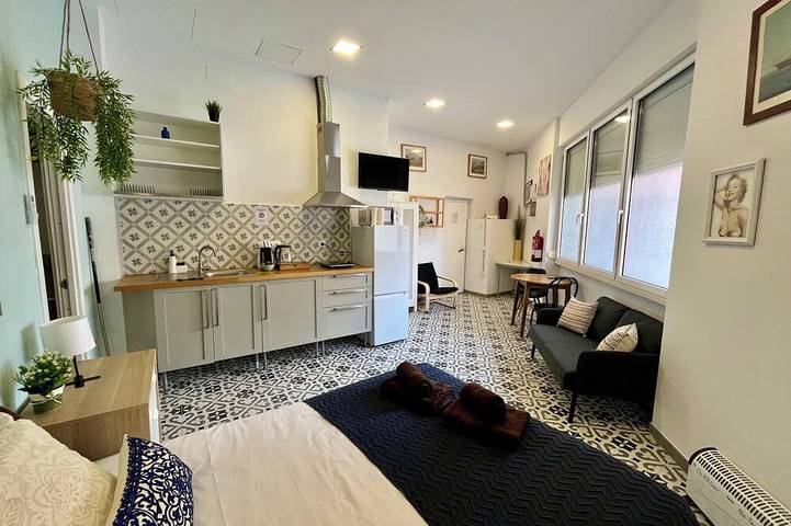 Entire apartment, Studio bright 20' from Barcelona Center / 10' walk to the beach / 15' Forum Bcn in Platja del Fòrum (Sant Adrià de Besòs), Sant Adrià de Besòs