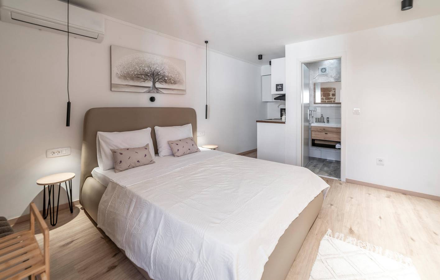 Spacious 2-Bedroom Apartment with Terrace, Wi-Fi, and Close Beach Access in Gradsko Kupaliste (Rab town), Rab town