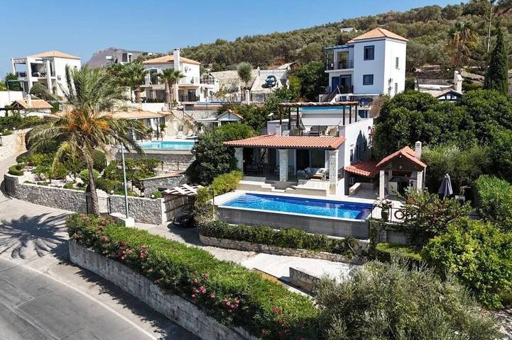 Villa for 8 people, with balcony and garden in Almyrida