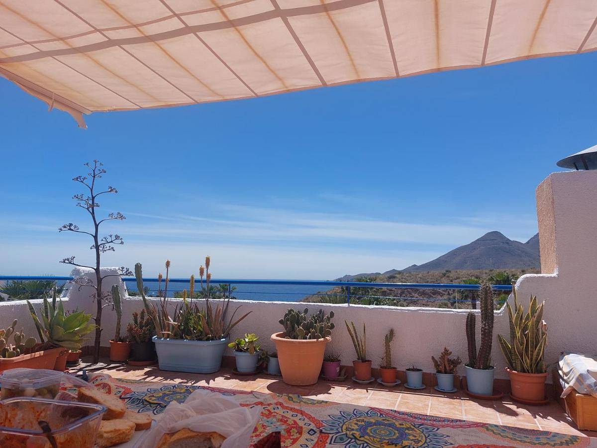 Apartamento entero, Isleta apartamento con terraza, vistas y Wifi in Playa del Peñón Blanco (Níjar), Níjar