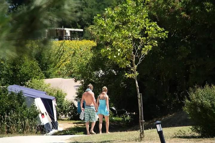 Camping pour 4 personnes, avec terrasse, animaux acceptés dans le Gers - 3