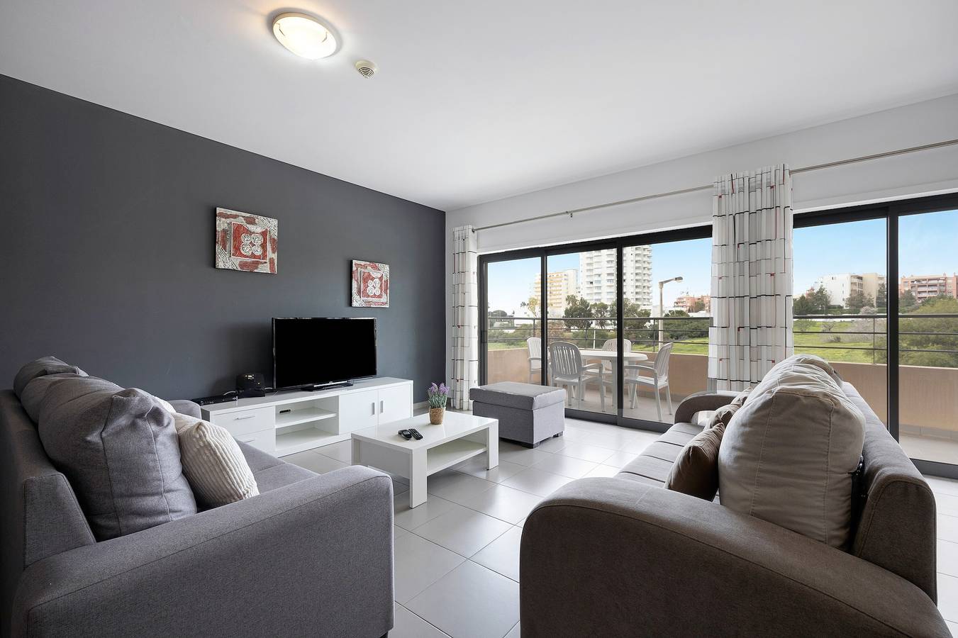 Ganze Wohnung, Ferienwohnung Comunidades Lusiadas mit Balkon, Gemeinschaftspool und Wlan in Praia da Rocha, Portimão