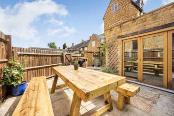 Log Cabin for 8 People in Ilmington, The Cotswolds, Photo 4