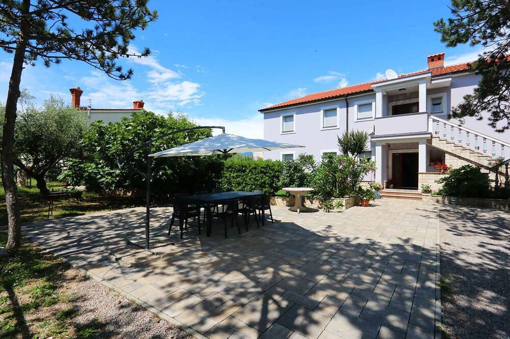 Apartamento entero, Apartamento vacacional con balcón y vista al mar in Silo (Krk), Krk (isla)