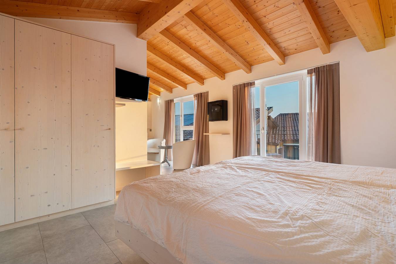 Camera 'Hotel Laguna Depandance Suite 2' con terrazza condivisa, Wi-Fi e aria condizionata in San Zeno di Montagna, Prealpi Gardesane