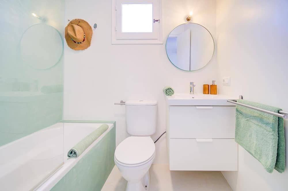 Entire apartment, Casa Lola Serene and luxurious apartment with balcony in Cala en Bosc, Ciutadella